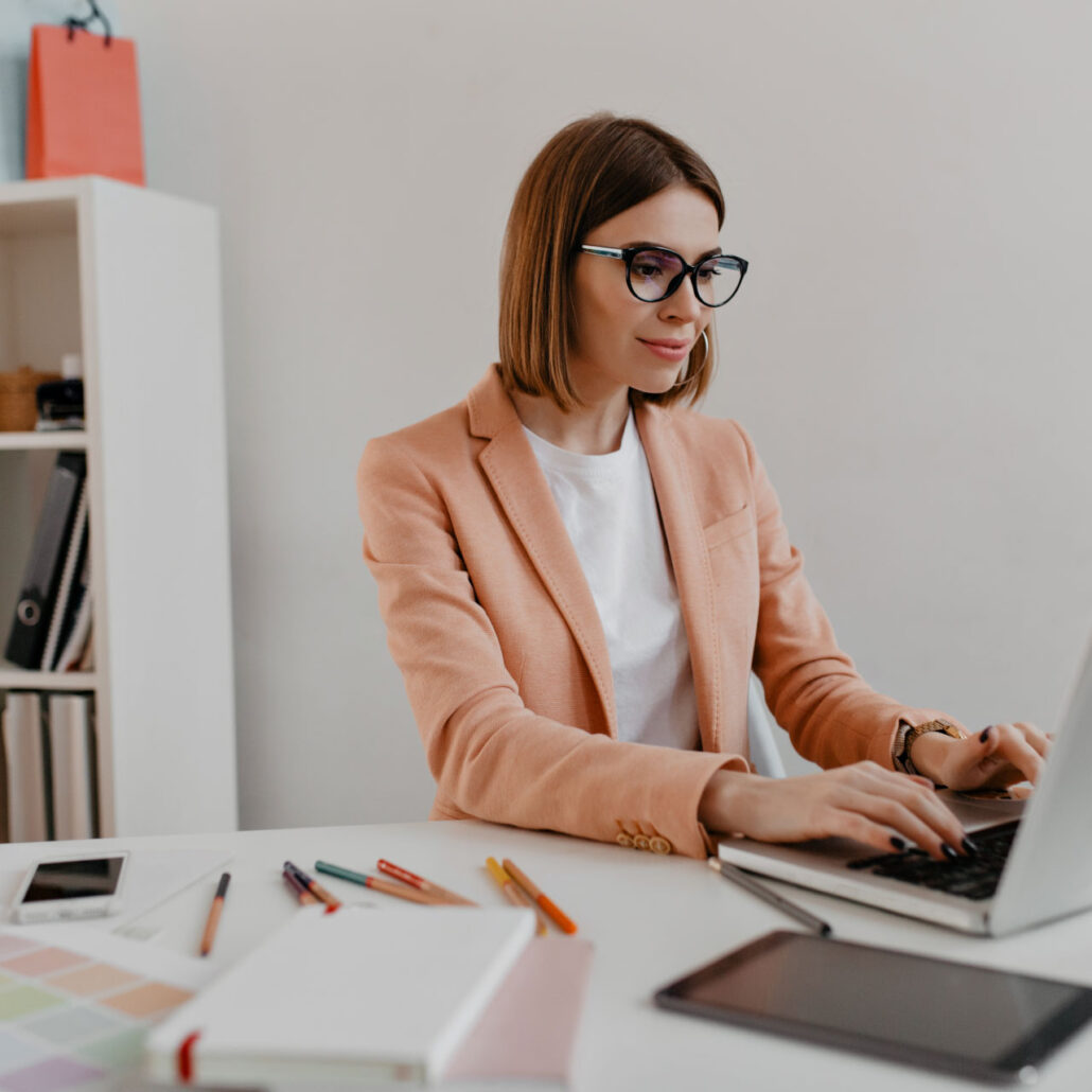 Foto di ragazza che lavora in un ufficio arredato a ore a noleggio
